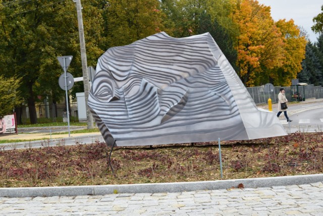 Otoczenie wokół instalacji imitującej  krzemień pasiasty na nowym rondzie w Sandomierzu zapełnia się. Posadzono już rośliny. Niebawem pojawią się litery, które utworzą napis Sandomierz Światową Stolicą Krzemienia Pasiastego.