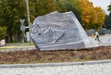 Są już nasadzenia na nowym rondzie wokół imitacji krzemienia pasiastego w Sandomierzu. Kiedy pojawią się litery?