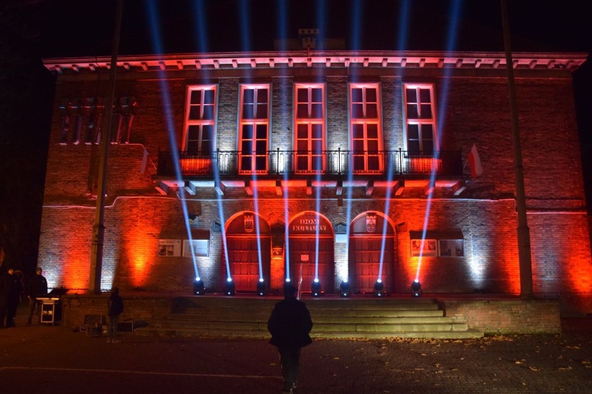 Biało-czerwony Żuławski Ośrodek Kultury. Specjalne oświetlenie z okazji Święta Niepodległości