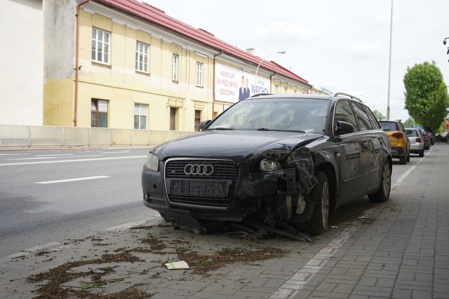 Rozbity samochód od miesięcy stoi przy Piłsudskiego w