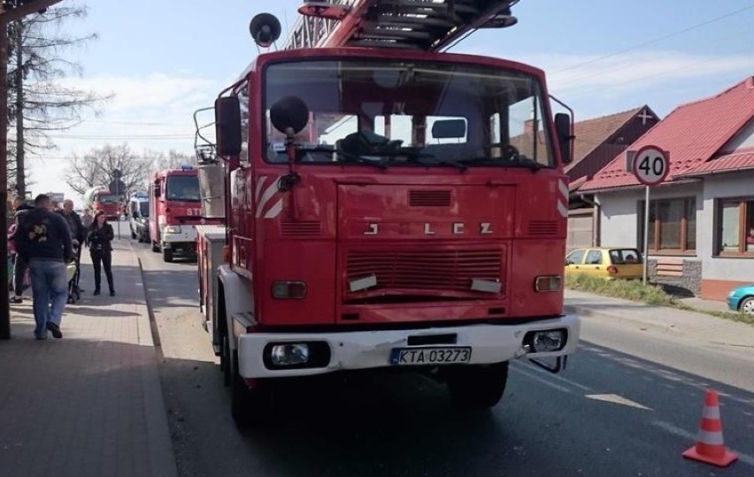 Wypadek strażaków w Tuchowie. Wjechali w auto [ZDJĘCIA]