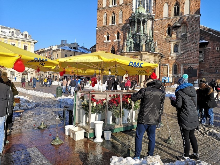 Kraków. W święto zakochanych, krakowski Rynek przyciągnął sporo ludzi [ZDJĘCIA]