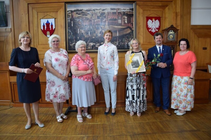 Malbork. Laureaci konkursu "Pomorskie dla Seniora" odebrali nagrody. Wyróżnionym gratulowała członkini Zarządu Województwa