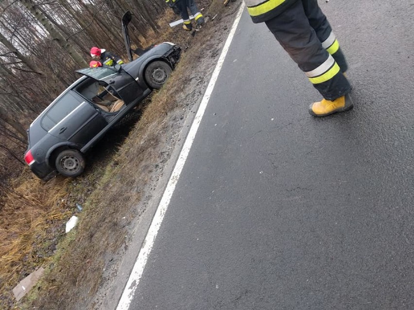 Pijany kierowca opla zakończył jazdę w rowie przy drodze krajowej nr 46. Wcześniej prawdopodobnie potrącił rowerzystkę i uciekł ZDJĘCIA