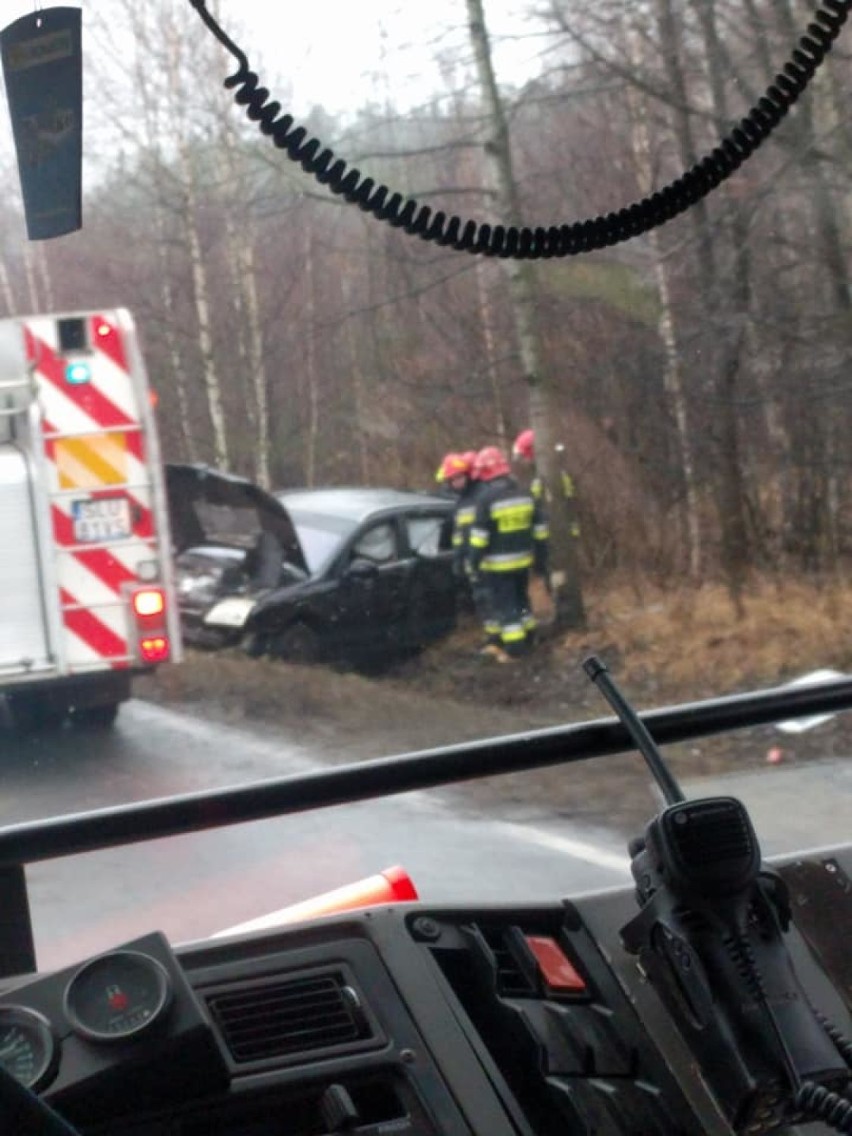 Pijany kierowca opla zakończył jazdę w rowie przy drodze krajowej nr 46. Wcześniej prawdopodobnie potrącił rowerzystkę i uciekł ZDJĘCIA