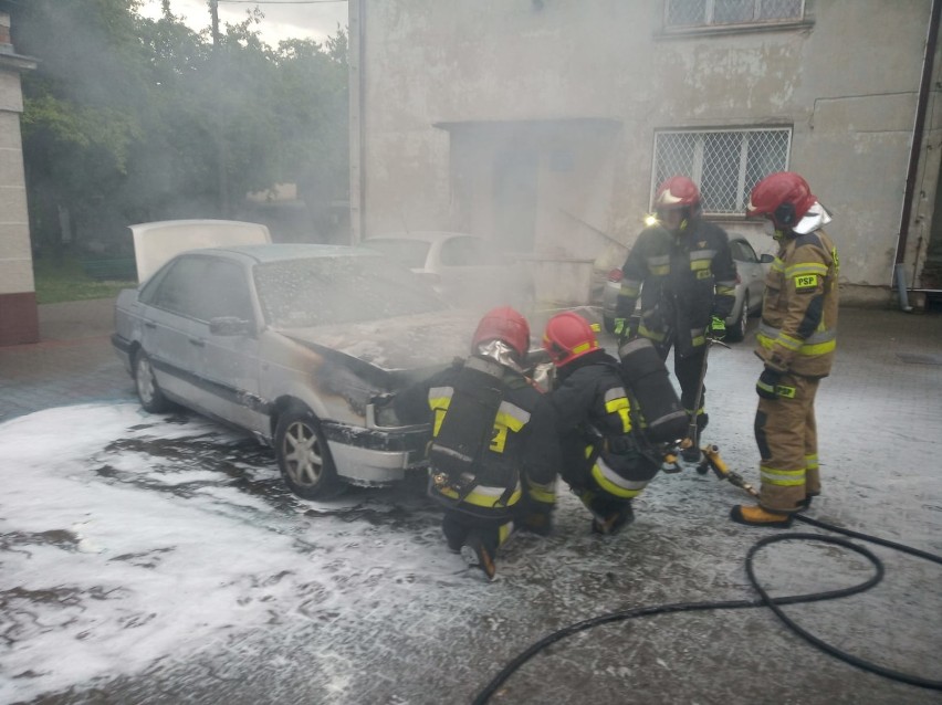 Pożar samochodu przy szpitalu w Zduńskiej Woli [zdjęcia]