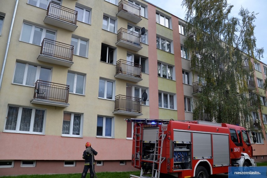 Dym wydobywał się z mieszkania przy ulicy Dziewińskiej we Włocławku. W akcji 3 zastępy straży [zdjęcia]