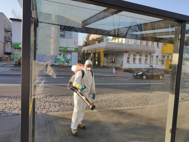 Strażacy z OSP Sulisławice dezynfekują przystanki autobusowe w Kaliszu