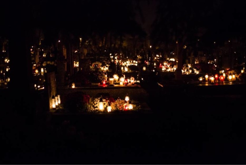 Łomża. Zabytkowy cmentarz nocą robi niesamowite wrażenie. Zobacz archiwalane zdjęcia