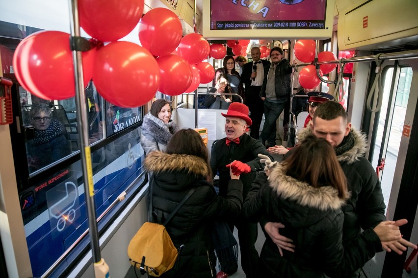 Po Krakowie kursował specjalny walentynkowy tramwaj