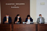 Komisja skarg rady powiatu w Radomsku. Problemy w z drogą powiatową i mostem w Krzętowie