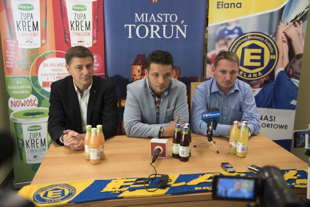 Na zdjęciu od lewej: Jerzy Cyrak (nowy trener zespołu), Patryk Kniat (dyrektor sportowy Elany) i : Dawid Frąckowiak (nowy menedżer drużyny)