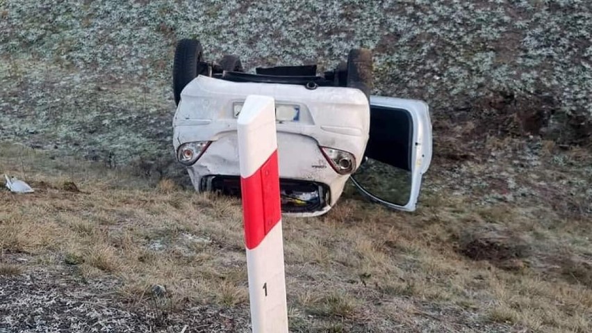 Opel corsa wypadł z drogi na S3 i dachował. Zdarzenie miało...