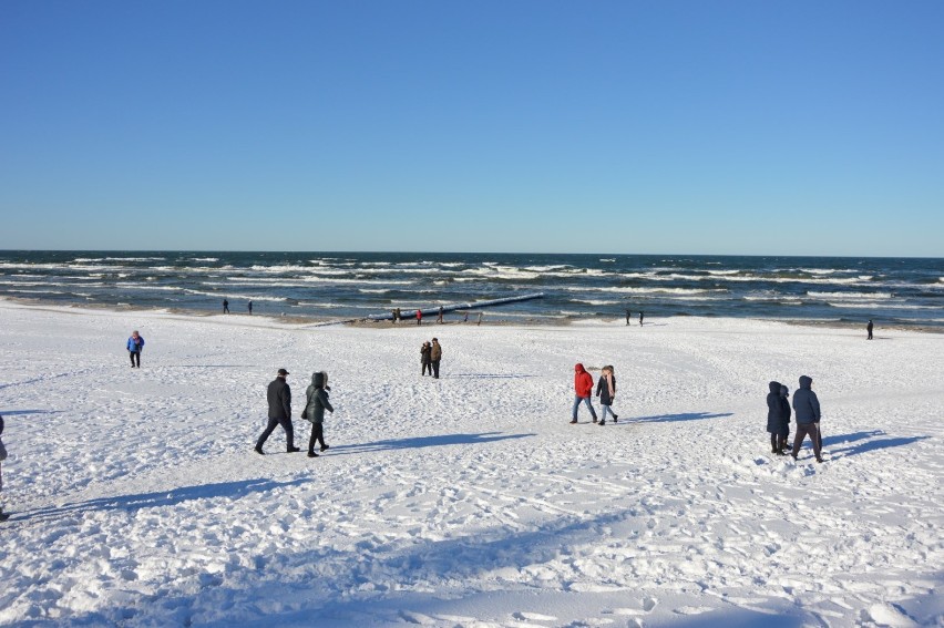 Walentynkowe spacery po przykrytej śniegiem plaży w Łebie