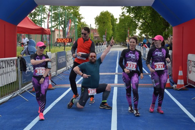 27. Bieg Konstytucji 3 Maja w Zbąszynku zgromadził na starcie do biegów na 5 km i 10 km bardzo liczną grupę lekkoatletów - miłośników biegania. Starterem pierwszego z biegów był Jan Mazur, przewodniczący Rady Miejskiej w Zbąszynku, drugiej zaś - Wiesław Czyczerski, burmistrz Zbąszynka