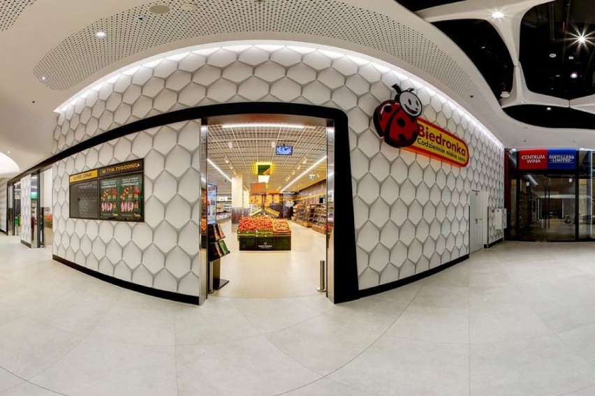 Biedronka pod Warsaw Hub na Woli. "Kosmiczny" sklep w tunelu, pod ziemią, tuż przy stacji metra 