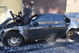 Na parkingu na tyłach Skarbka w Głogowie spłonęło bmw. Ogień uszkodził też elewację budynku