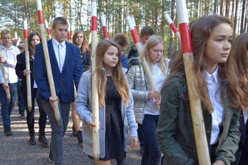 Gmina Przechlewo. Leśnicy, samorządowcy, młodzież... sadzili lipy aby uczcić wojnę palikową
