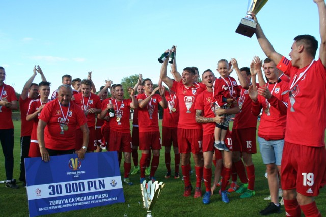 Zawodnicy za zdobycie trzeci raz z rzędu Pucharu Polski otrzymali puchar, medale oraz czek na 30 tys. złotych. Zobacz jakie nastroje towarzyszyły zawodnikom i działaczom podczas dekoracji.

