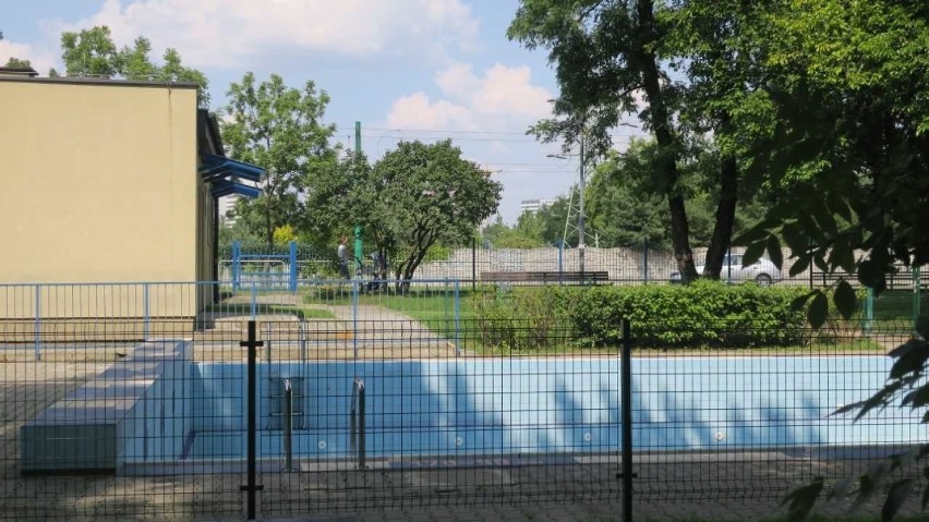 Katowice, basen w Załężu przy ulicy Gliwickiej pozostaje...