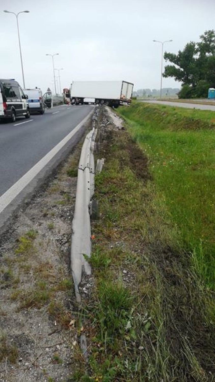 Gniezno ul. Poznańska. Ciężarówka uderzyła w barierę