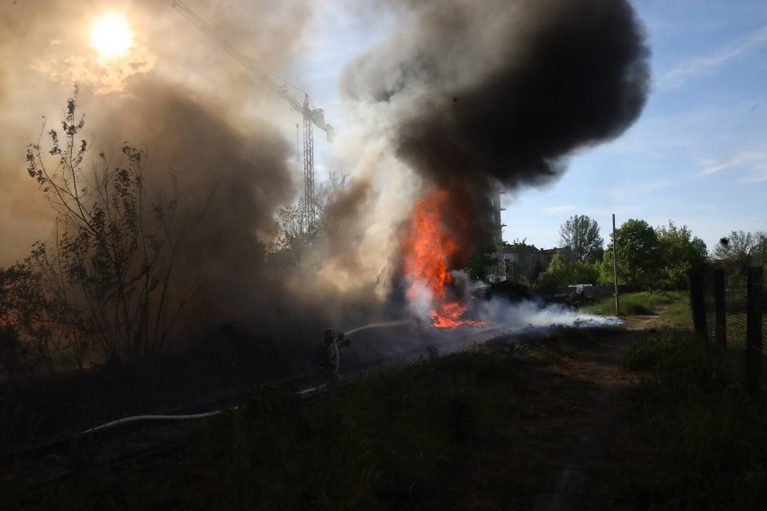 Ogromny Pożar przy dworcu Północnym w Legnicy. Strażacy walczą z ogniem, zobaczcie zdjęcia