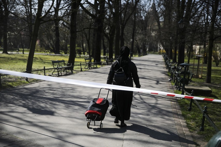 Słoneczny Kraków w czasach zarazy. Poruszające obrazki z miasta [GALERIA] [8.04.]