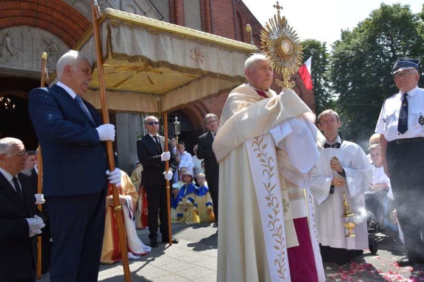 Procesja Bożego Ciała ulicami Ostrowa Wielkopolskiego