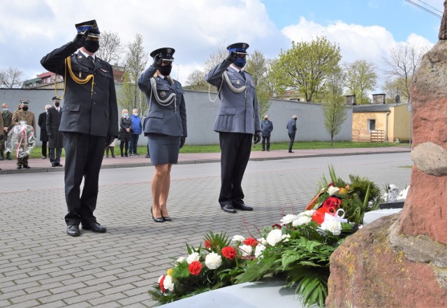 W 76. rocznicę zakończenia II wojny światowej delegacje złożyły kwiaty pod obeliskiem upamiętniającym ofiary hitlerowskiego obozu przejściowego na inowrocławskich Błoniach