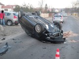 Wypadek na ulicy Wieruszewskiej. Fiat Bravo dachował