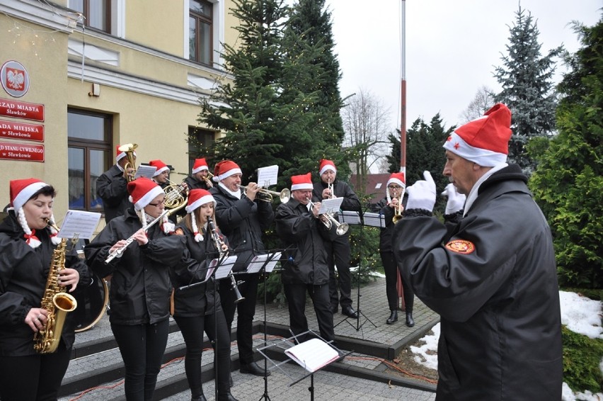 Jarmark świąteczny w Sławkowie i wspólne ubieranie choinki 