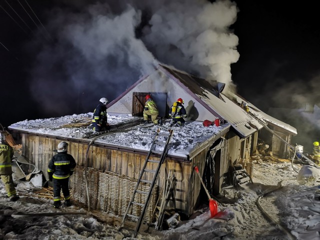Pożar stolarni w Joninach zauważono po godz. 4 rano. W akcji uczestniczy kilkudziesięciu strażaków