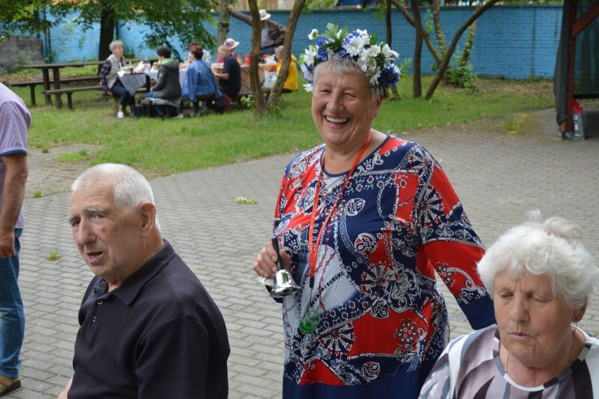 Seniorzy z DK Lokator w Zduńskiej Woli budzili lato w...
