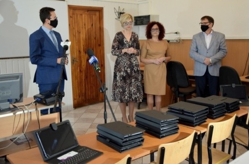 25 tabletów od kuratora trafiło do Zespołu Szkół Zawodowych numer 3 w Starachowicach. Do zdalnego nauczania