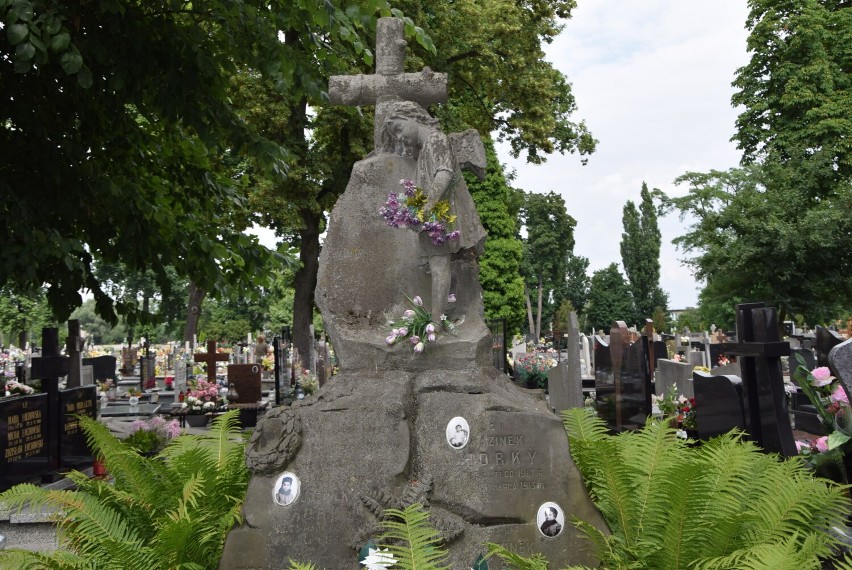 Cmentarz Parafialny w Sieradzu w upalny dzień lipcowy