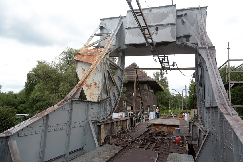 Remont jedynego kolejowego mostu zwodzonego w Polsce