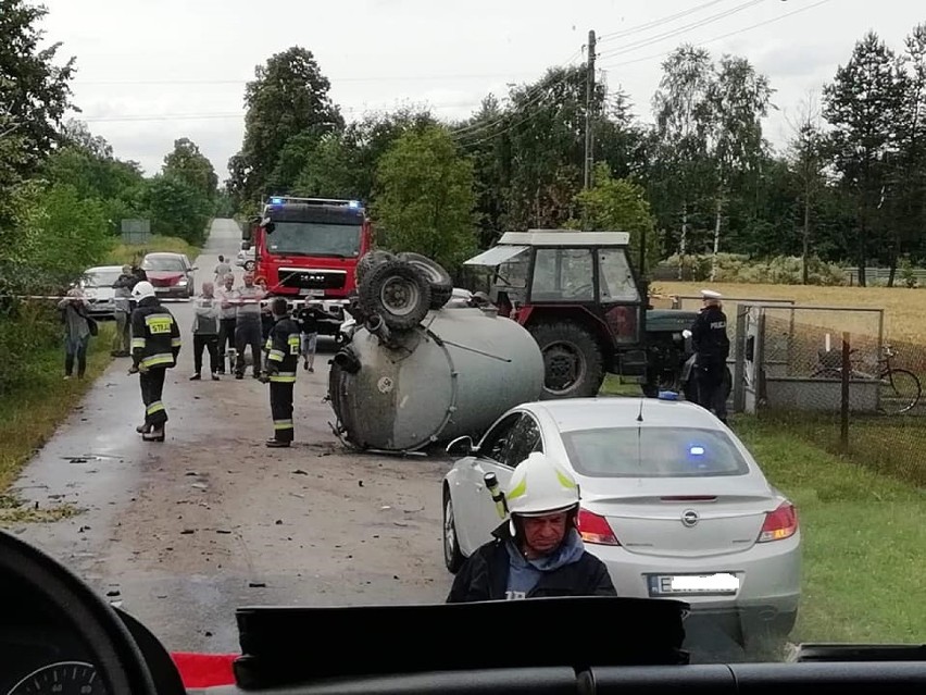 Groźne zderzenie z wozem asenizacyjnym w gminie Białaczów. Trzy osoby ranne 