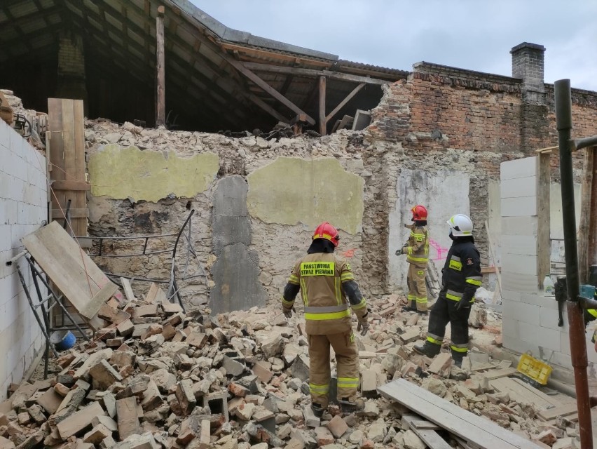 Katastrofa budowlana we Włoszczowie. Zawaliła się ściana szczytowa budynku. Dwie osoby ranne [WIDEO]