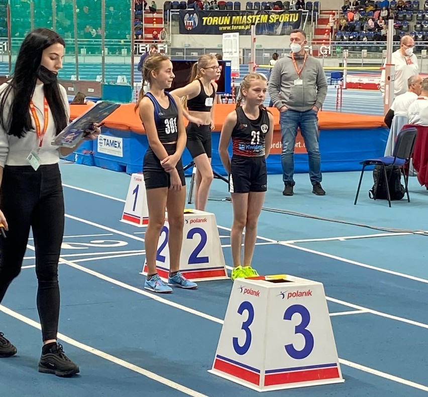 Alicja Górna (nr 21) zajęła V miejsce w biegu U16 na 1000 m,...