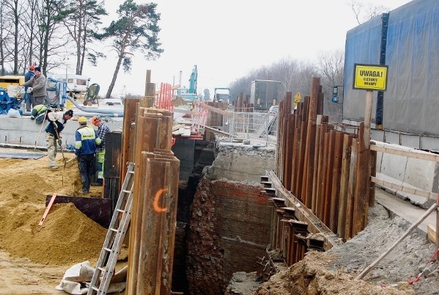 W Mazurowicach powstają nowe wiadukty nad linią kolejową. Mają być gotowe do końca sierpnia