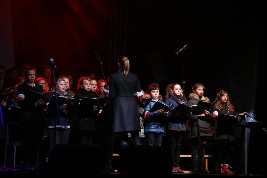 Narodowe Święto Niepodległości w Koszęcinie. Msza św., odsłonięcie pamiątkowej tablicy i koncert na rynku ZDJĘCIA