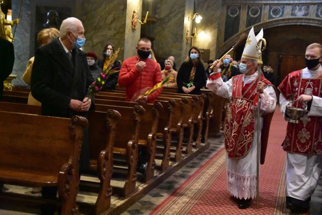 Na początku mszy świętej biskup Marian Florczyk poświęcił palmy, przyniesione przez wiernych do bazyliki katedralnej w Kielcach.