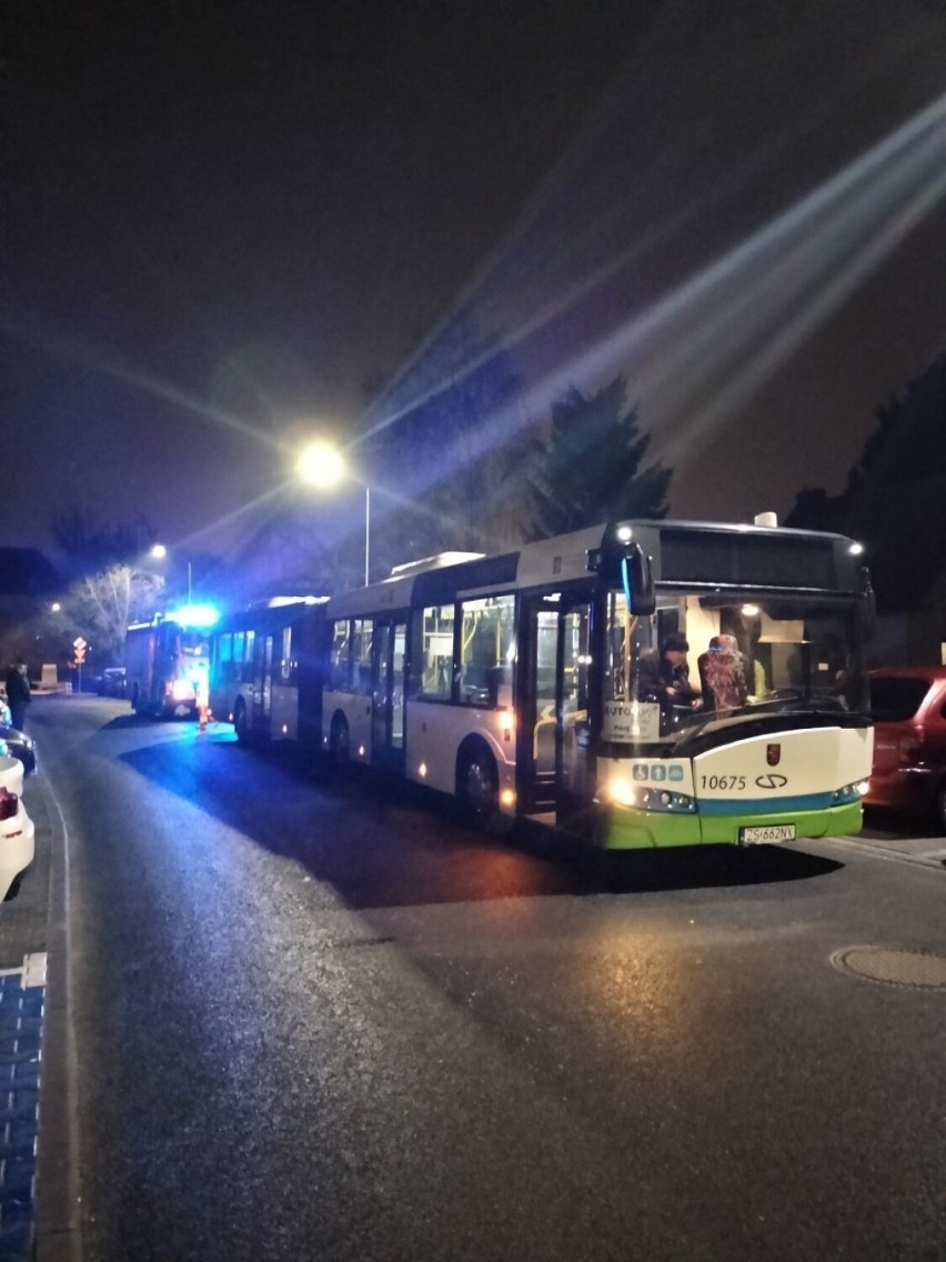 Autobus uderzył w zaparkowane samochody. Nikomu nic się nie stało