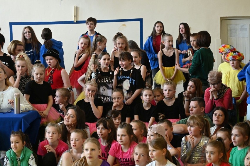 "Dance ma sens". Wspaniałe popisy taneczne dzieci podczas konkursu w Szkole Podstawowej numer 28 w Kielcach. Zobaczcie zdjęcia i film