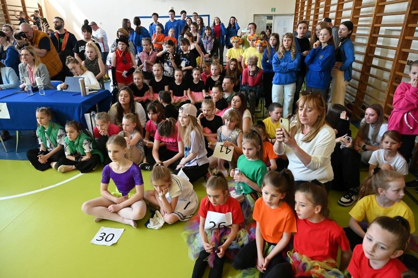 "Dance ma sens". Wspaniałe popisy taneczne dzieci podczas konkursu w Szkole Podstawowej numer 28 w Kielcach. Zobaczcie zdjęcia i film