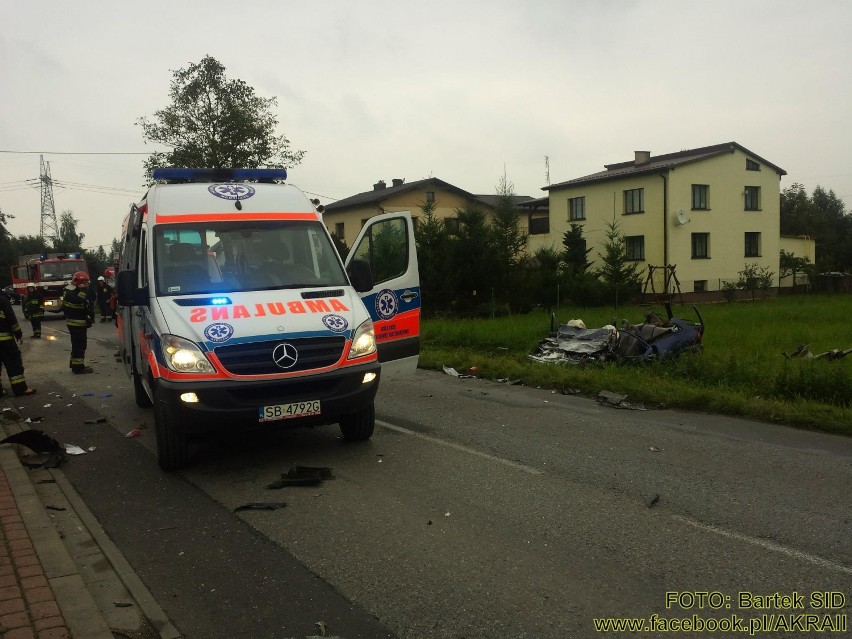 Wypadek w Kobiernicach. Zderzenie osobówki z ciężarówką. Kierowca w szpitalu [ZDJĘCIA]