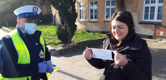 Koronawirus Gniezno. Policjanci przypominają o obowiązku noszenia maseczek