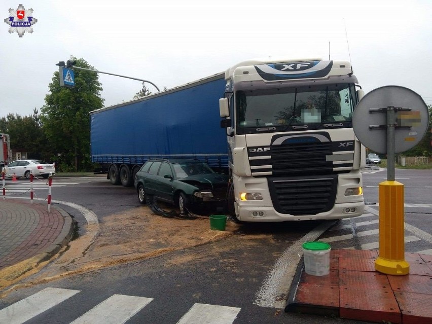 Audi uderzyło w bok skręcającego tira. Jedna osoba trafiła do szpitala