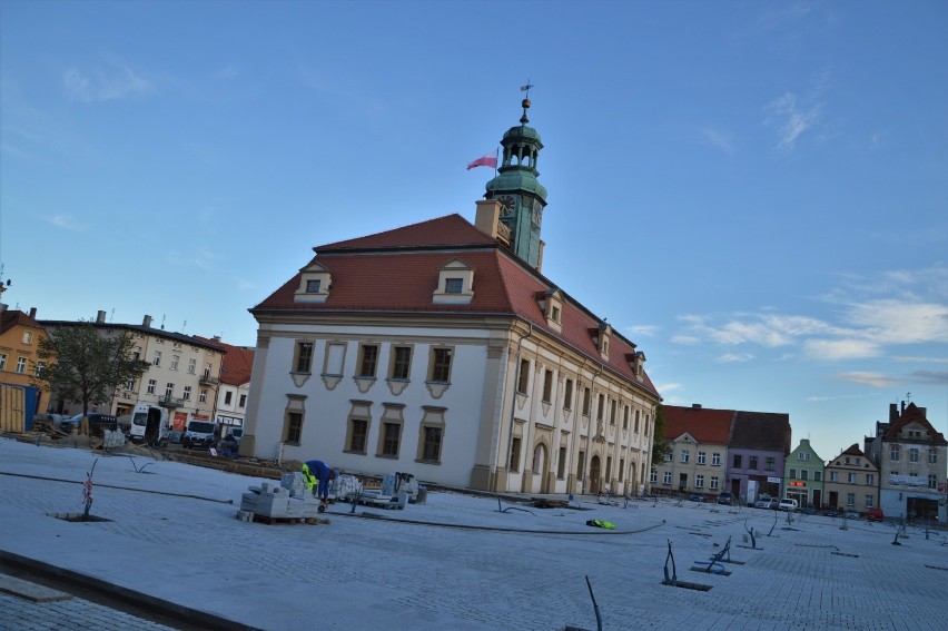 Rewitalizacja rynku w Rawiczu. Wykonawca układa kostkę, powstaje fontanna, wkrótce posadzą drzewa. Co z przejazdem przez rynek? [ZDJĘCIA]