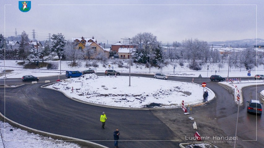 Tak prezentuje się nowe rondo w Nowym Sączu. Można przez nie przejechać, ale wykonawca nie dokończył prac w terminie